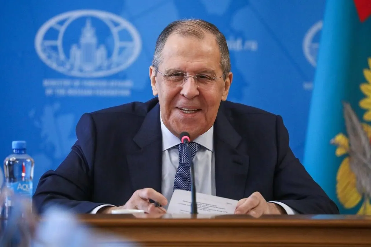 Приветствие Министра иностранных дел Российской Федерации С В Лаврова организаторам участникам и гостям XVII Международного экономического форума Россия Исламский мир KazanForum 28 апреля 2026 года   Сердечно приветствую организаторов участников и гостей XVII Международного экономического форума Россия Исламский мир KazanForum Отрадно что гостеприимная Казань в очередной раз предоставляет площадку для диалога культур религий и цивилизаций Россию и мусульманские страны связывают дружественные отношения Существует обоюдная заинтересованность в развитии разнопланового партнёрства Объединяет нас и приверженность формированию многополярного миропорядка основанного на общепризнанных принципах международного права ценностях равноправия взаимоуважения многообразия моделей развития Свой вклад в совместную работу вносит Группа стратегического видения Россия Исламский мир Рассчитываю что форум послужит упрочению деловых контактов между Россией и странами Исламского мира продвижению торгово экономических связей реализации инвестиционных проектов созданию логистических маршрутов и формированию технологических альянсов Желаю вам успешной работы и всего самого доброго С ЛАВРОВ