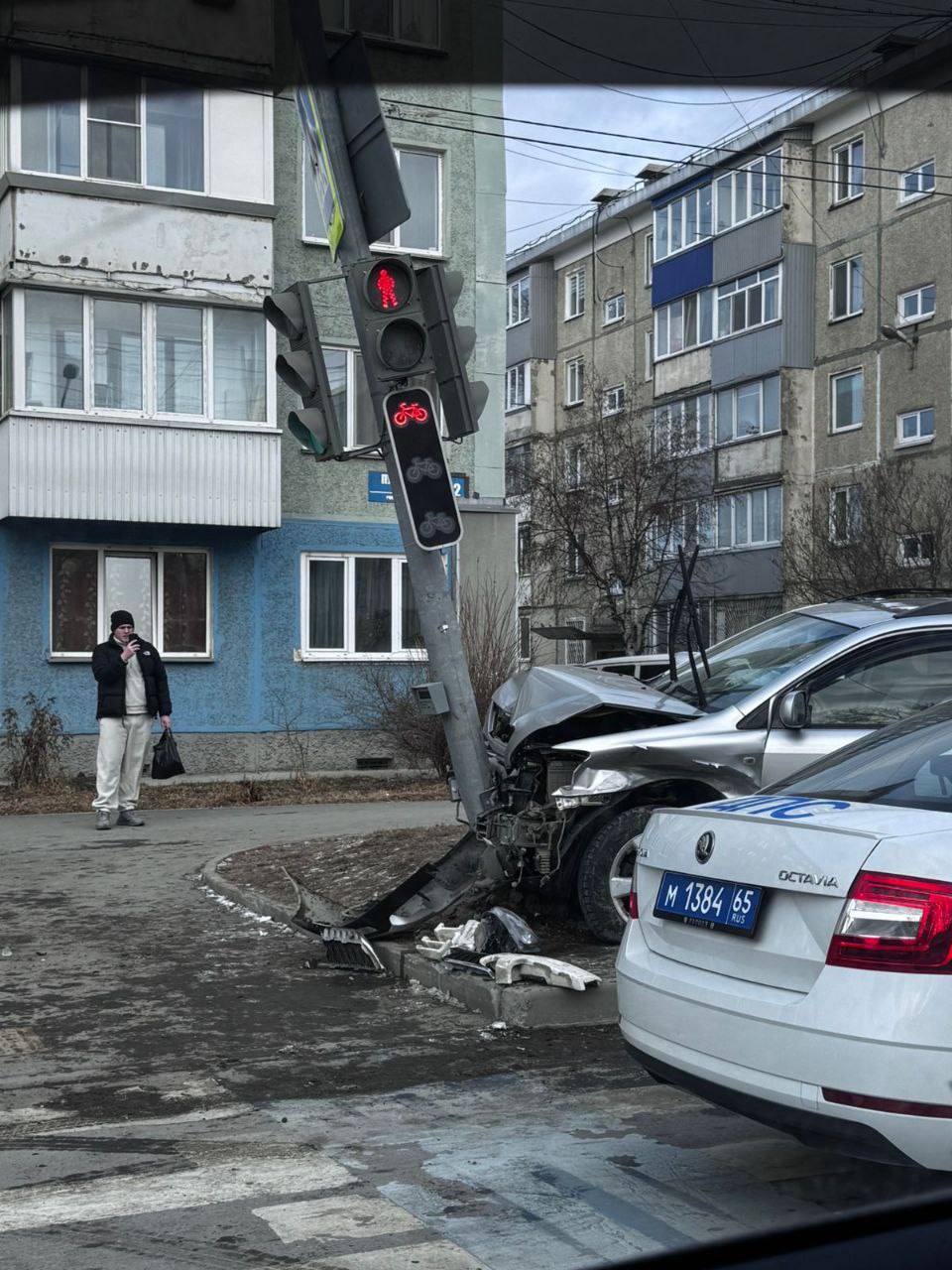 Жуткое ДТП в Южно-Сахалинске: автомобиль снёс светофор   Авария произошла в районе дома №82 по улице Пуркаева. На месте работают сотрудники ГАИ. По словам очевидцев, движение на участке затруднено.  ———    :     Прислать нам новость: