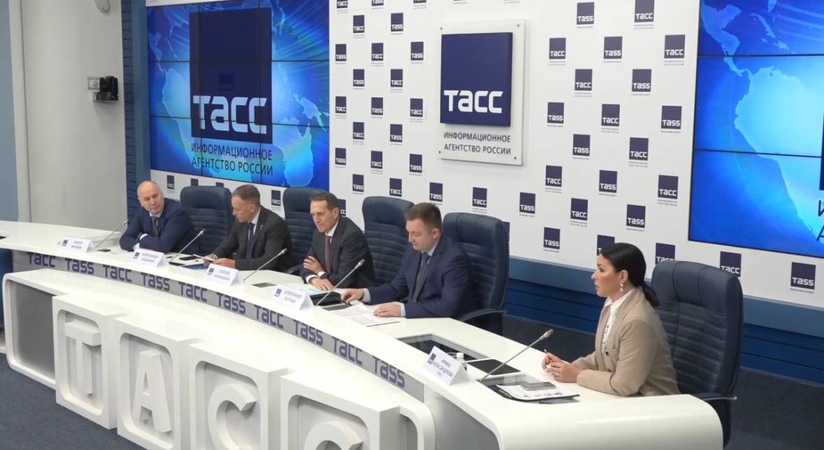 В ТАСС стартовала пресс-конференция, посвященная подведению итогов Международного исторического диктанта на тему событий Великой Отечественной войны «Диктант Победы». В ней принял участие Председатель РИО Сергей Нарышкин: «За семь лет с момента первого "Диктанта Победы" эта акция стала неотъемлемой частью празднования Дня Победы. Я бы сказал, что это такой существенный элемент исторической культуры. Сегодня в акции принимают участие люди разных профессий, разного возраста, представители разных национальностей и конфессий. Всех их объединяет любовь к отечественной истории, бесконечная признательность и благодарность поколению победителей, и, конечно, стремление ощутить сопричастность к делу сохранения исторической правды». Трансляция доступна по ссылке. Российское историческое общество