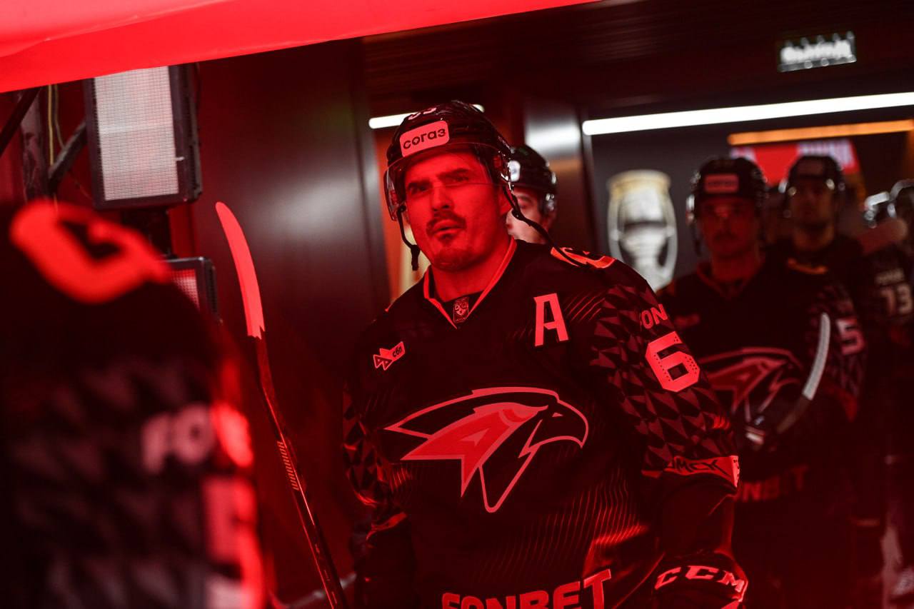 Нападающий Авангарда Наиль Якупов в ближайшее время вернется в состав Игрока вывели из списка травмированных Напомним Наиль Якупов получил травму в середине сентября во время игры против минского Динамо Несмотря на повреждение хоккеист доиграл матч до конца не подозревая о серьезности своего состояния Фото ХК Авангард Подписывайтесь на 12 канал в МАХ