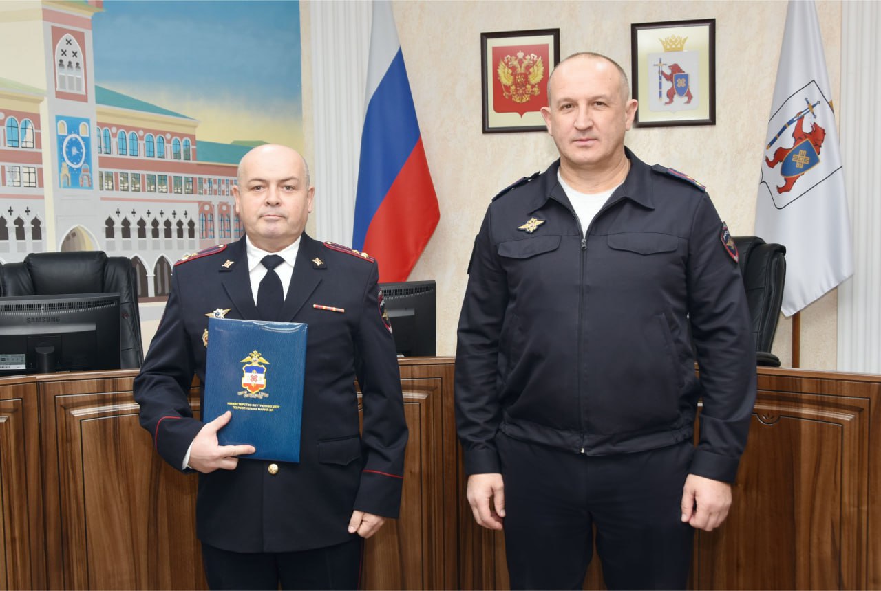 Врио Министра внутренних дел по Республике Марий Эл Алексей Коновалов поздравил сотрудников подразделений по контролю за оборотом наркотиков 6 декабря исполнилось 34 года со дня образования в системе МВД России подразделений по контролю за оборотом наркотиков В 1991 году приказом МВД СССР впервые в качестве самостоятельного структурного подразделения было создано Бюро по контролю за незаконным оборотом наркотиков МВД СССР Врио Министра внутренних дел по Республике Марий Эл Алексей Коновалов отметил что сотрудники УНК работают с большой отдачей и своевременно выполняют поставленные перед ними задачи Сотрудники проходящие службу в этом подразделении опираясь на имеющийся опыт сделают все для эффективного противодействия наркопреступности Алексей Сергеевич пожелал сотрудникам и ветеранам успехов здоровья и семейного благополучия МВД12 МВДпоРМЭ ПолицияМарийЭл ПолицияРМЭ
