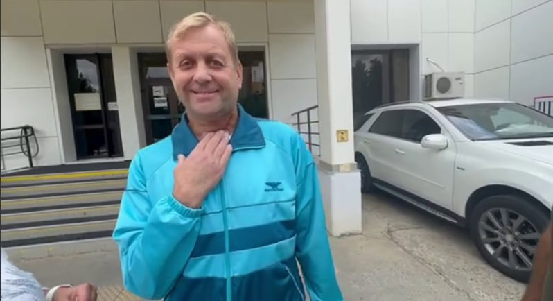 Директора крымского сафари-парка Зубкова выписали из больницы   «Я воскрес. Ещё немножко есть дырки, которые зарастут. Профессор, который руководит данной клиникой, сказал, что я большой молодец. И что всё у меня хорошо, поэтому посчитали возможным меня перевести на домашнее лечение», — рассказал владелец сафари-парка «Тайган» Олег Зубков.   Он также поблагодарил всех за переживания и попросил не беспокоить его первое время после выписки, сообщается в Telegram-канале крымского сафари-парка.   Как отметила пресс-секретарь парка Татьяна Алексагина, в общей сложности после нападения льва Зубков проходил лечение в течение десяти дней.   «Врачи, мягко говоря, в шоке от такого скоростного выздоровления. Сегодня десять дней», — сказала она.   Фото: Тelegram-канал крымского сафари-парка  Крым 24