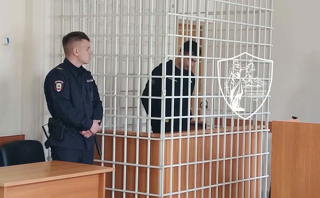 На Камчатке приговорили нелегала, размахивавшего у клуба пистолетом Пьяный мигрант грозил им посетителям и своей девушке В Петропавловске-Камчатском суд назначил срок за хулиганство, с использованием оружия, 30-летнему мигранту, который находился в России незаконно. Подробности по ссылке: