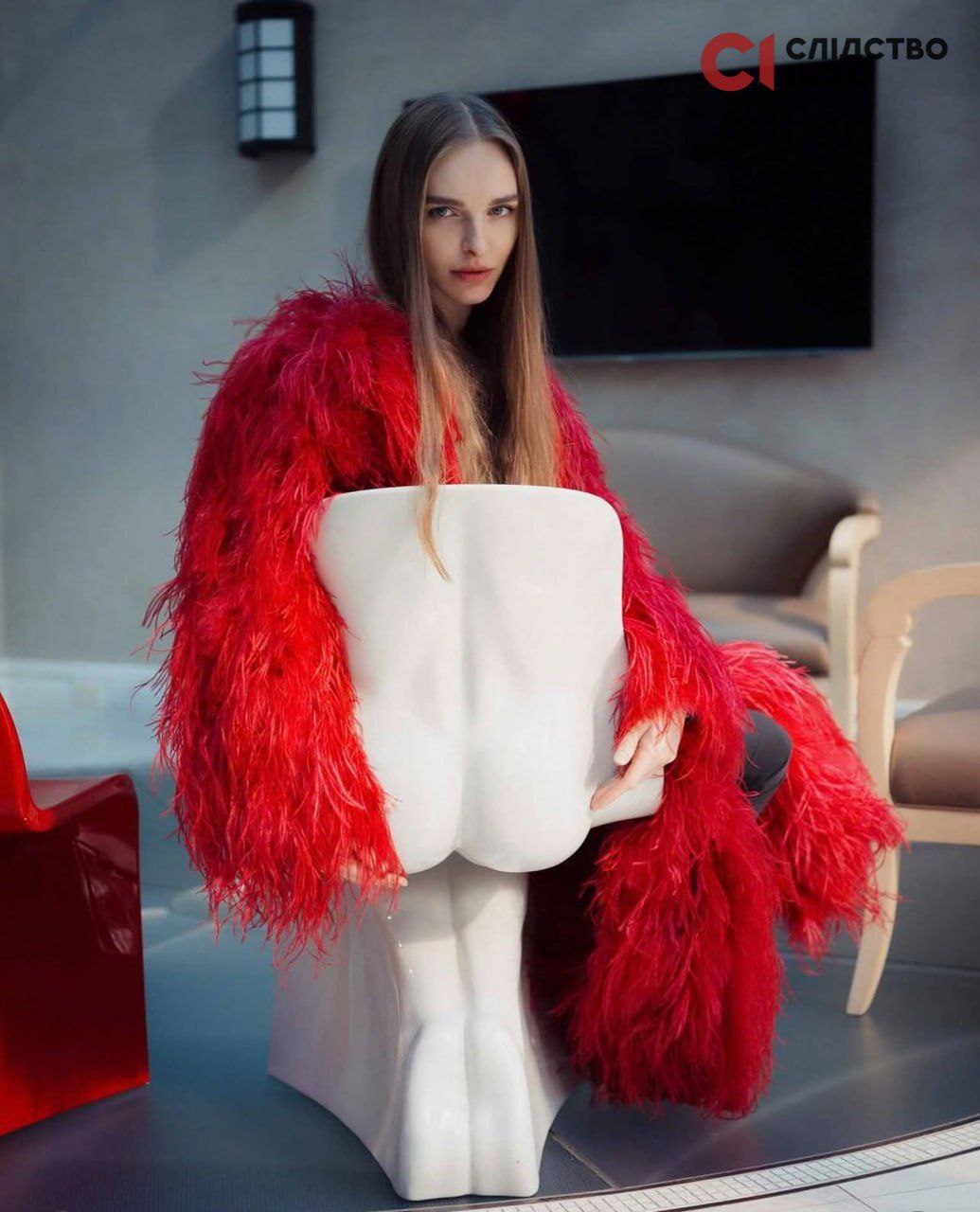 Модель из Броваров по имени Настя Н привлекала девушек для поездок на остров принадлежащий Джеффри Эпштейну Финансист покрывал расходы на билеты и стрижки а также покупал компьютеры и передавал деньги Насте которая в свою очередь отправляла ему фотографии различных девушек для выбора Среди представленных были её подруги и знакомые в том числе из других стран а не только Украины Их общение длилось минимум четыре года и было зафиксировано в материалах дела осужденного педофила и финансиста В результате по крайней мере одна из подруг Насти оказалась на острове после знакомства с Эпштейном тогда как другие девушки из Украины не пришлись ему по вкусу