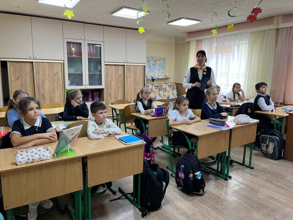 За три года в воссоединенные регионы поставлено свыше 11 млн учебников С 2022 по 2025 год в школы Донецкой и Луганской народных республик Запорожской и Херсонской областей было направлено более 11 миллионов учебников Эти поставки прошли в рамках масштабной работы по интеграции воссоединенных субъектов в образовательное пространство Российской Федерации