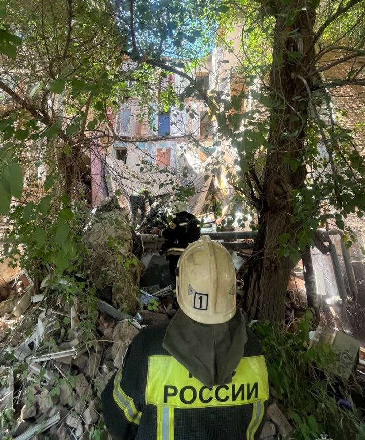 Часть подъезда многоквартирного дома обрушилась в Астрахани, спасатели разбирают конструкции и проводят эвакуацию, сообщили в МЧС. О причинах обрушения не сообщается