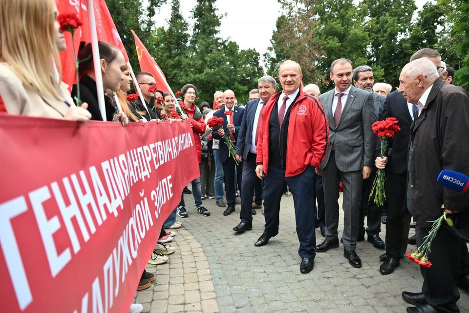 Геннадия Зюганова встретили в Калуге с караваем Лидер КПРФ сегодня побывал в Калуге с рабочим визитом Он встретился с партактивом возложил цветы к памятнику Ленина тут ему и подали каравай сопартийцы посетил Калужский турбинный завод принял участие в открытии турнира по боевым единоборствам и провел встречу с представителями общественных организаций