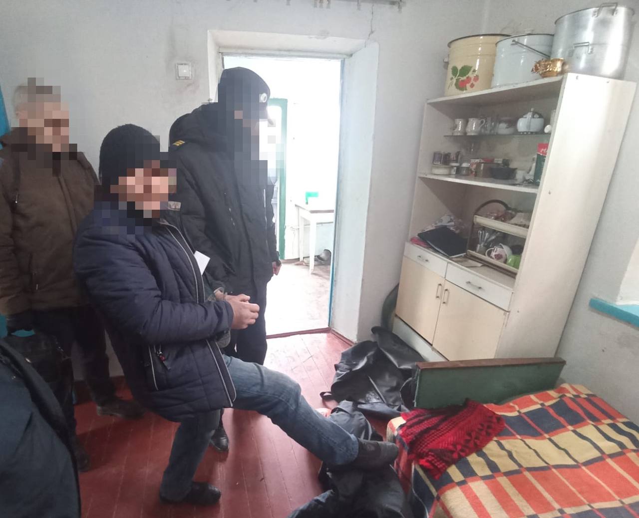 В Кировском районе мужчина осужден к 8 годам лишения свободы за причинение телесных повреждений своей матери, повлекших ее смерть. Судом установлено, что в феврале 2025 года в вечернее время осужденный, находясь по месту своего жительства, в результате конфликта с престарелой матерью нанес ей множество ударов кулаками и металлическим предметом по голове. Повалив женщину на пол, он продолжил наносить удары ногами по туловищу. В результате полученных телесных повреждений потерпевшая скончалась. Мужчина был задержан сотрудниками полиции. Суд приговорил виновного к 8 годам лишения свободы, отбывать которые ему предстоит в исправительной колонии строго режима. Приговор суда в законную силу не вступил.