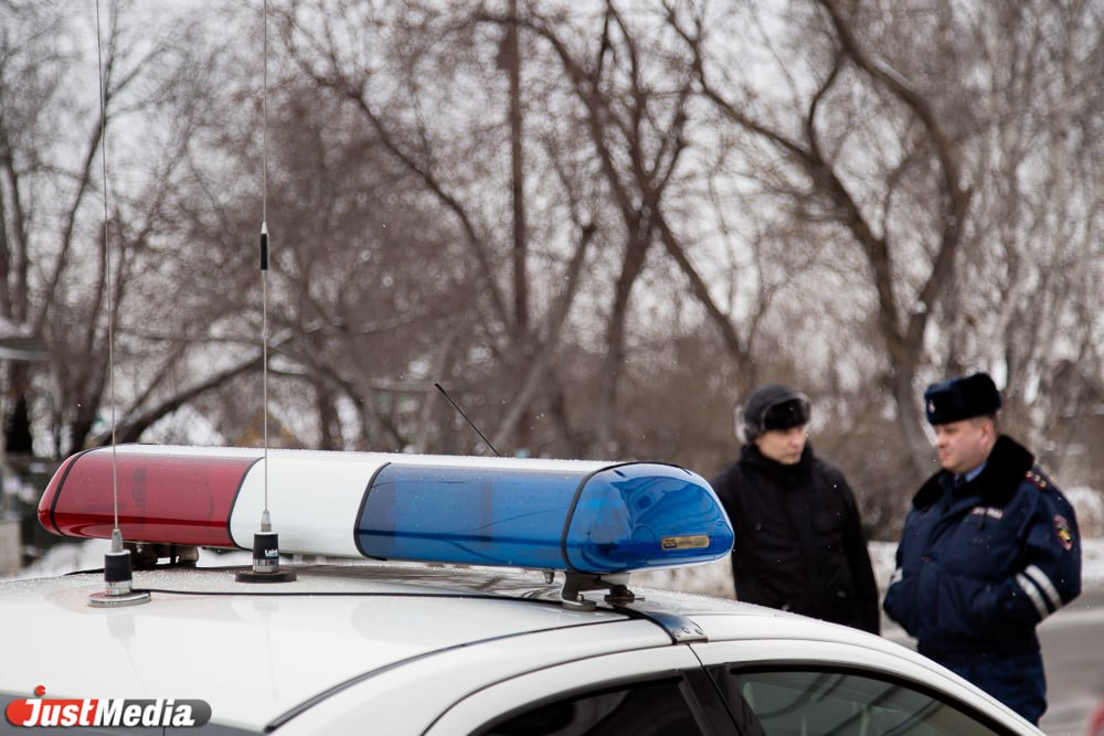 В Екатеринбурге из гимназии 108 эвакуировали часть учеников По предварительным данным один из учеников распылил перцовку Одному из школьников потребовалась медпомощь сообщает Ural Mash На место прибыли сотрудники полиции Сейчас на месте наряд полиции Сотрудники территориального ОВД устанавливают обстоятельства происшествия сообщили JustMedia ru в пресс службе УМВД России по Екатеринбурге justmediaru