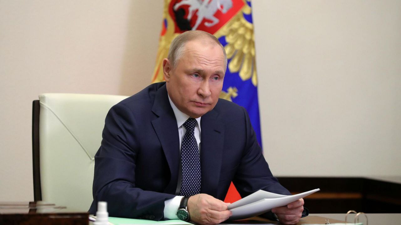 Президент направил приветствие участникам Российской энергетической недели Форум пройдёт в Москве с 15 по 17 октября Владимир Путин отметил что Россия вновь принимает представителей деловых и научных кругов политиков и экспертов из многих стран Они обсудят проблемы и вызовы которые стоят перед российским и мировым топливно энергетическим комплексом Современная энергетика является высокотехнологичной динамичной отраслью которая предъявляет спрос на самые передовые разработки промышленности и науки написал президент в телеграмме В программе форума внедрение новейшего оборудования и цифровых решений в электроэнергетике нефтяном газовом и угольном секторах энергопереход национальных экономик Российские и зарубежные производители представят свои достижения и прорывные проекты Участие в форуме подтвердили 5000 представителей из 85 стран в два раза больше чем в прошлом году Мероприятия пройдут в ЦВЗ Манеж и Гостином Дворе