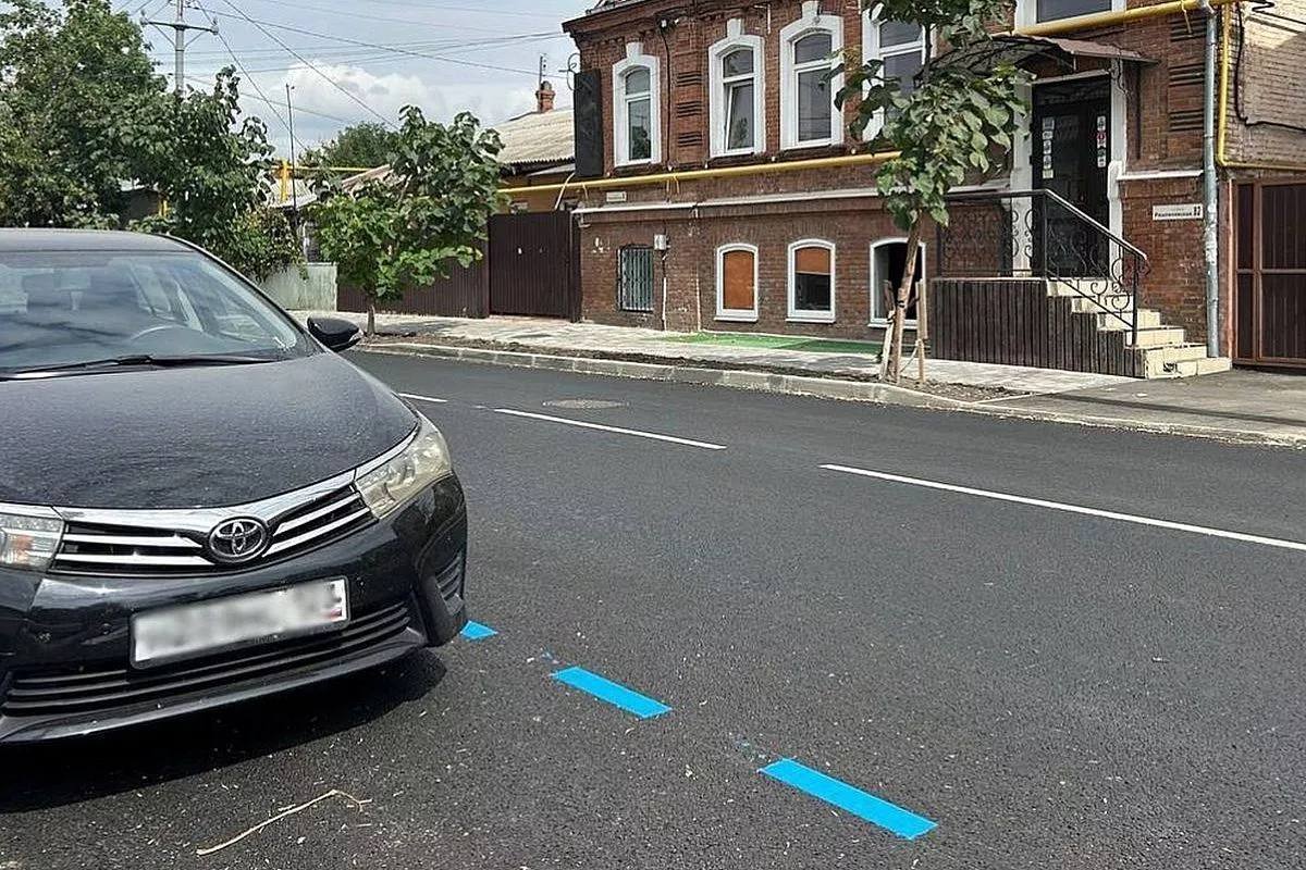 Синюю разметку начали наносить на дорогах Краснодара что она обозначает Она уже появилась на отремонтированных улицах Рашпилевской и Дальней Также ее нанесут на улице им Калинина Как сообщили в мэрии синяя прерывистая разметка обозначает зону платной парковки kub news ru