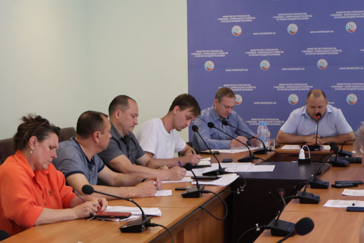 План подготовки к следующей зиме выполняется с опережением Об этом проинформировал замминистра строительства и ЖКХ ЛНР Станислав Дупленко в ходе первого заседания штаба по подготовке к прохождению осенне-зимнего периода 2025-2026 г.г., которое состоялось сегодня в Минстрое ЛНР. К подготовке приступили в мае. Работы ведутся в соответствии с утвержденным планом. Его выполнение будет еженедельно контролировать специальный штаб при Минстрое ЛНР. Это позволит выявить и устранить возникающие проблемные вопросы и обеспечить выполнение всех запланированных работ в намеченные сроки. Мероприятия плана охватывают свыше 14 тысяч зданий и сооружений: порядка 10 тысяч жилых домов, около 1,6 тысяч объектов социальной сферы, 1,7 тысяч котельных более 3,5 тысяч километров трубопроводов, а также насосные станции На первом заседании штаба обсудили ход выполнения запланированных мероприятий и пути решения наиболее проблемных вопросов. "На сегодня по графику выполнение должно быть 5%, фактически план выполнен на 10,2 %, то есть идем с опережением. Есть системные моменты, которые необходимо доработать. На них указали, дали соответствующие рекомендации как это исправить. На сегодня рисков пока не видим по подготовке к зиме" - отметил Дупленко. Как и в прошлом году, подготовка на территориях Северодонецкой агломерации будет проводится по отдельному плану. Это связано с продолжением масштабного восстановления поврежденной инфрастуктуры. До конца августа планируется обеспечить готовность к предстоящему отопительному периоду объектов социальной сферы, а до середины сентября – многоквартирных домов. #подготовка_к_зиме #МинстройЛНР #теплоЛНР