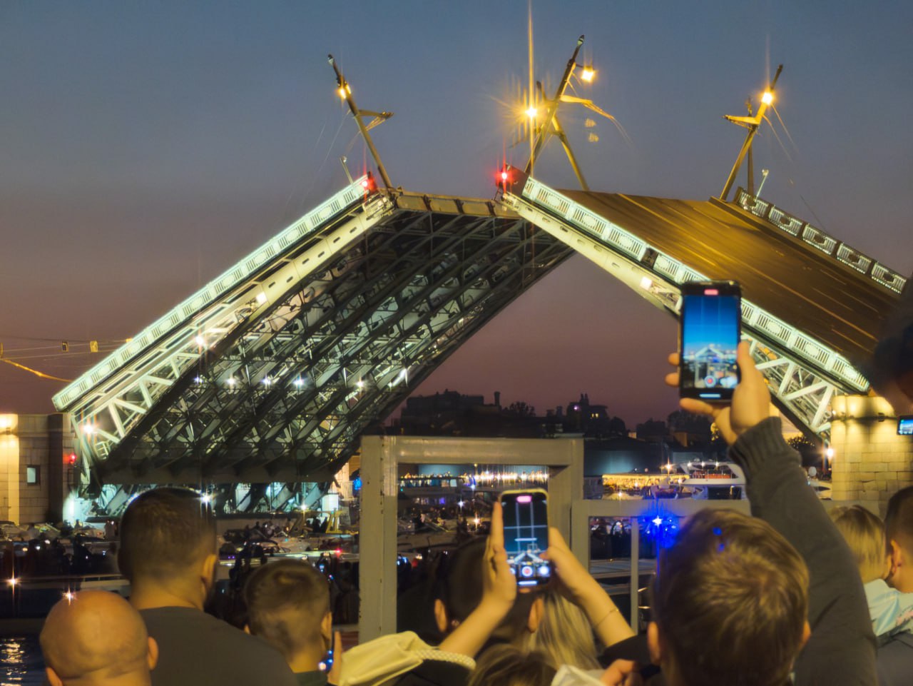 Разводка мостов завершится этой ночью Мосты через Неву Большую и Малую Неву в ночь на 30 ноября разведут в последний раз в этом году сообщила пресс служба Смольного Детали В декабре продолжатся технические разводки для обслуживания оборудования Смольный отчитался что с марта мосты в городе развели 2206 раз Как и в прошлом году чаще всего разводили Дворцовый Благовещенский и Володарский мосты За год через через акваторию Невы прошли 1484 судна Другие мосты Разведение Кантемировского Гренадерского и Сампсониевского мостов через Большую Невку завершили еще в ночь на 15 ноября Все три моста за сезон навигации развели всего 15 раз За графиком последней в этом году разводки мостов можно следить на сайте Мостотреста Фото Бумага Подписывайтесь на Бумагу и предлагайте новости