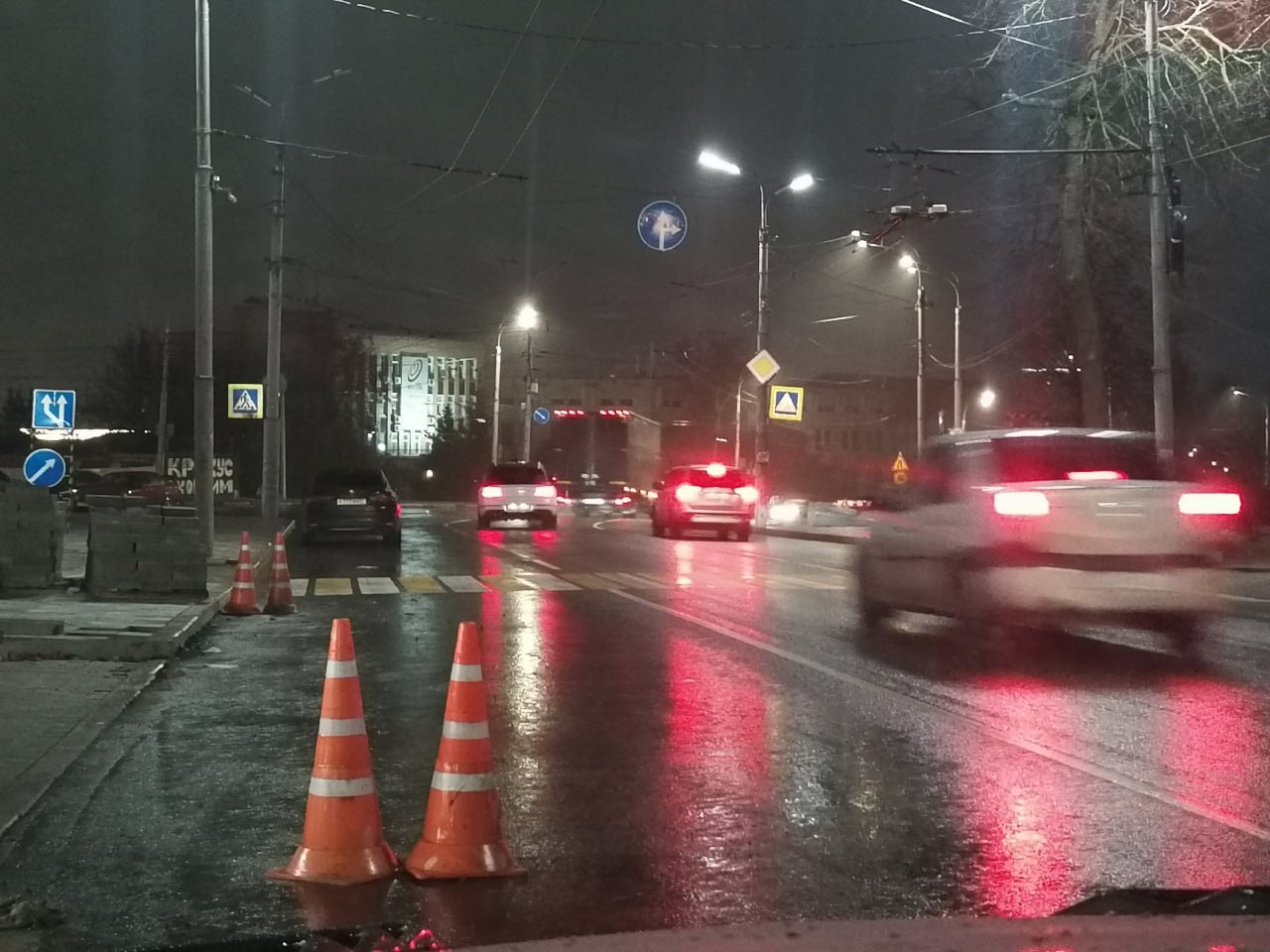 Внимание орловским водителям На Тургенева пешеходный переход перенесли а знаки оставили на старом месте В темное время суток и в дождь разметку плохо видно будьте внимательны город orel smi Голосуй за Орел ТУТ Подпишись на канал