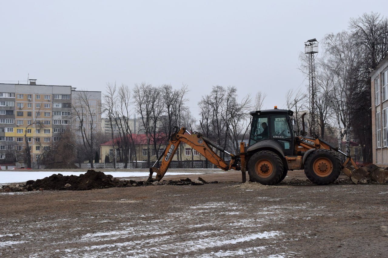 В областном центре продолжается реконструкция освещения на стадионе «Локомотив». По контракту работы должны завершиться до 31 июля 2025 года.   Начальник управления по физической культуре и массовому спорту администрации Рязани Кирилл Сосунов оценил темпы реконструкции. На сегодняшний день подрядчик залил фундамент и заземлил закладные под мачты освещения, вырыл траншеи и выполнил укладку труб для прокладок кабелей.  На этой неделе на стадион будут доставлены мачты освещения. Работы идут в четком соответствии с графиком.