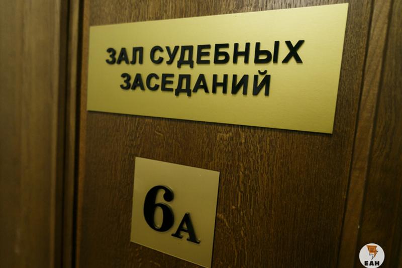 Хитрых сотрудников мэрии Карабаша наказали за фиктивные закупки В 2022 году работники администрации придумали, как похищать деньги из городского бюджета. Они под разными предлогами получали кассовые чеки в магазинах, торгующих автозапчастями. Затем оформляли фиктивные документы о приобретении деталей для машины, закрепленной за мэрией. После этого один из сообщников получал на свой банковский счет деньги в качестве компенсации за якобы понесенные расходы на содержание ведомственного транспортного средства. Много украсть работникам не удалось, они смогли присвоить лишь 22 тыс. рублей. «При рассмотрении уголовного дела в суде подсудимые вину не признали, от дачи показаний отказывались, указывали на свою непричастность к совершенному хищению», - рассказали в прокуратуре Челябинской области. Суд приговорил мошенников к штрафам в размере от 190 тыс. до 200 тыс. рублей. Также они полностью возместили ущерб, причиненный городскому бюджету.
