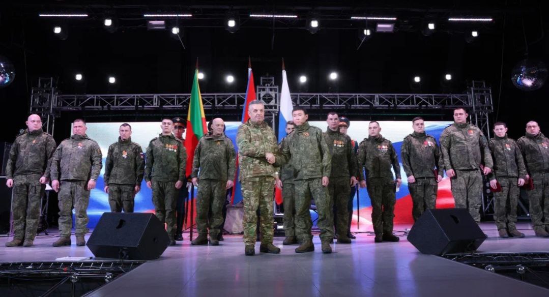 Форум по поддержке участников СВО и их семей Народ и Армия едины пройдет в Чите 27 октября в Чите стартует двухдневный форум посвященный участникам СВО и их семьям Мероприятие пройдет в рамках рабочей поездки заместителя командующего войсками Восточного военного округа по военно политической работе генерал лейтенанта Романа Грекова он прибудет в столицу Забайкальского края 25 октября Об этом сообщила вице премьер правительства Забайкальского края Наталья Щербина во время оперативного совещания 20 октября в правительстве Забайкальского края Состоятся дискуссионные площадки посвященные мерам социальной поддержки участников СВО и членов их семей в Забайкальском крае Участники и организаторы расскажут о взаимодействии 29 армии с государственным фондом Защитники Отечества будут затронуты вопросы трудоустройства уволенных участников СВО получения ими и членами семей образования и другие немаловажные вопросы рассказала Наталья Щербина Также во время Форума планируется провести круглый стол Гостям мероприятия покажут фильмы о СВО представят шесть выставок будут работать консультативные площадки площадка по приему граждан Зрители смогут бесплатно побывать на концерте группы Мы есть мы Отдельно помимо форума будет организована работа Романа Грекова в муниципалитетах Забайкалья Он планирует посетить Борзю Краснокаменск ЗАТО Горный Приаргунск Напомним первая рабочая поездка Романа Грекова в Забайкалье состоялась 16 января Подписывайтесь TG VK MAX