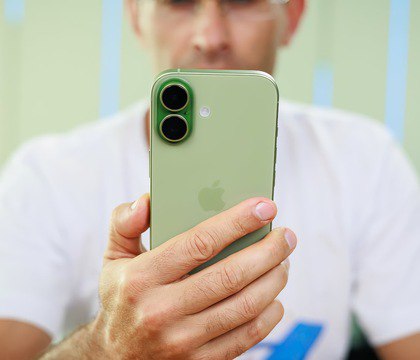 В 2026 году базовый iPhone наконец то получит 12 ГБ оперативной памяти The Bell Apple готовится увеличить объем оперативной памяти в базовой версии iPhone 18 сообщает южнокорейское издание The Bell По данным источников компания уже заказала у Samsung поставку модулей LPDDR5X Таких же какие используются в топовых моделях iPhone 17 Pro но теперь в вариантах 12 и 16 ГБ