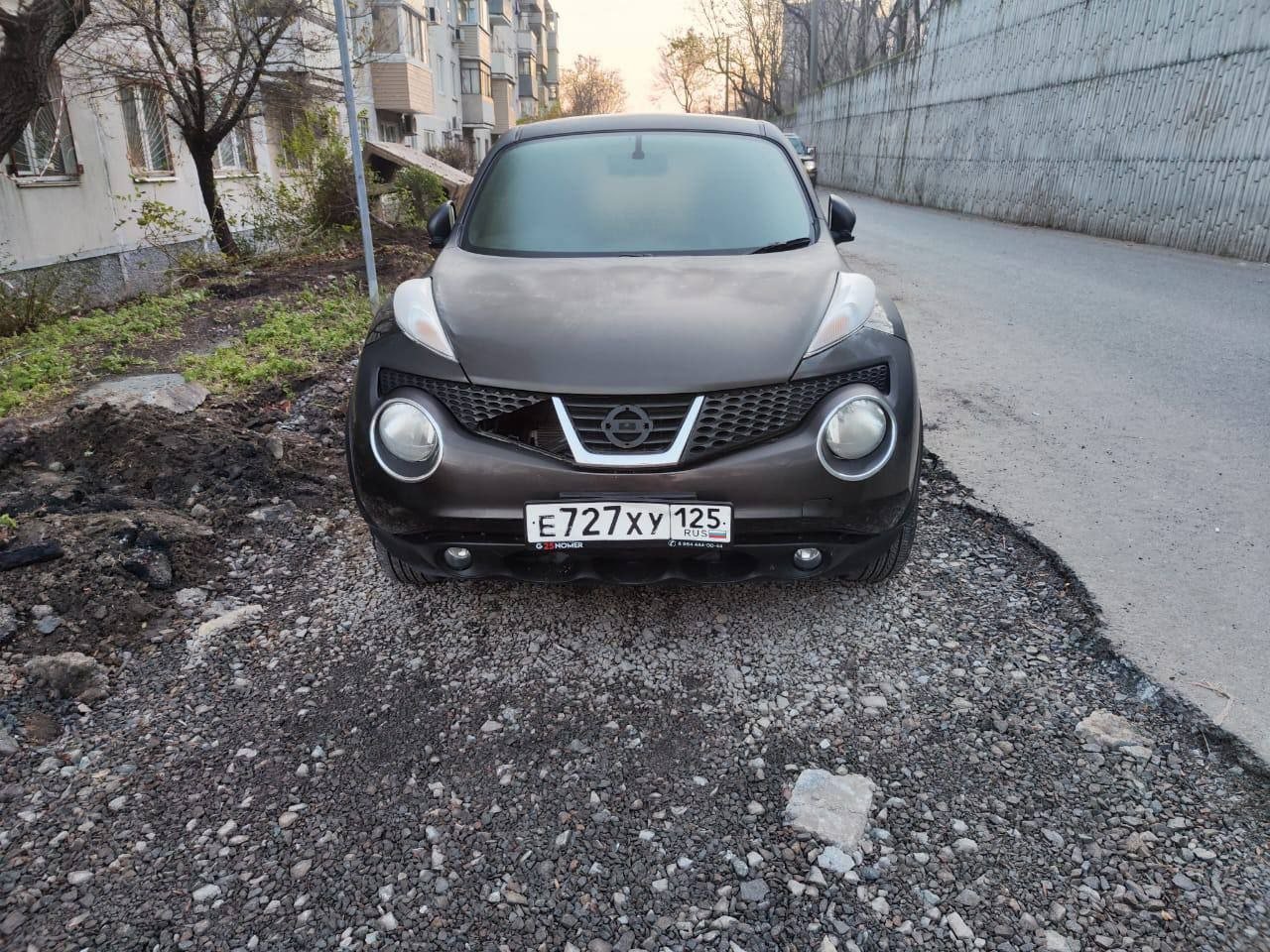 Во Владивостоке мадемуазель за рулём Nissan Juke врезалась в припаркованные ДТП и отказывается признавать вину.  «23 октября в 22:20 по адресу Амурская, 16 женщина за рулем Nissan Juke въехала в две припаркованные автомобили: Subaru XV и Toyota Aqua, после чего уехала с места ДТП. Владелицу нашли по камерам, но она утверждает что за рулем была не она. Ищем свидетелей, кто видел человека за рулем. В гаи сама не едет, хочет избежать ответственности », — рассказал один из пострадавших.