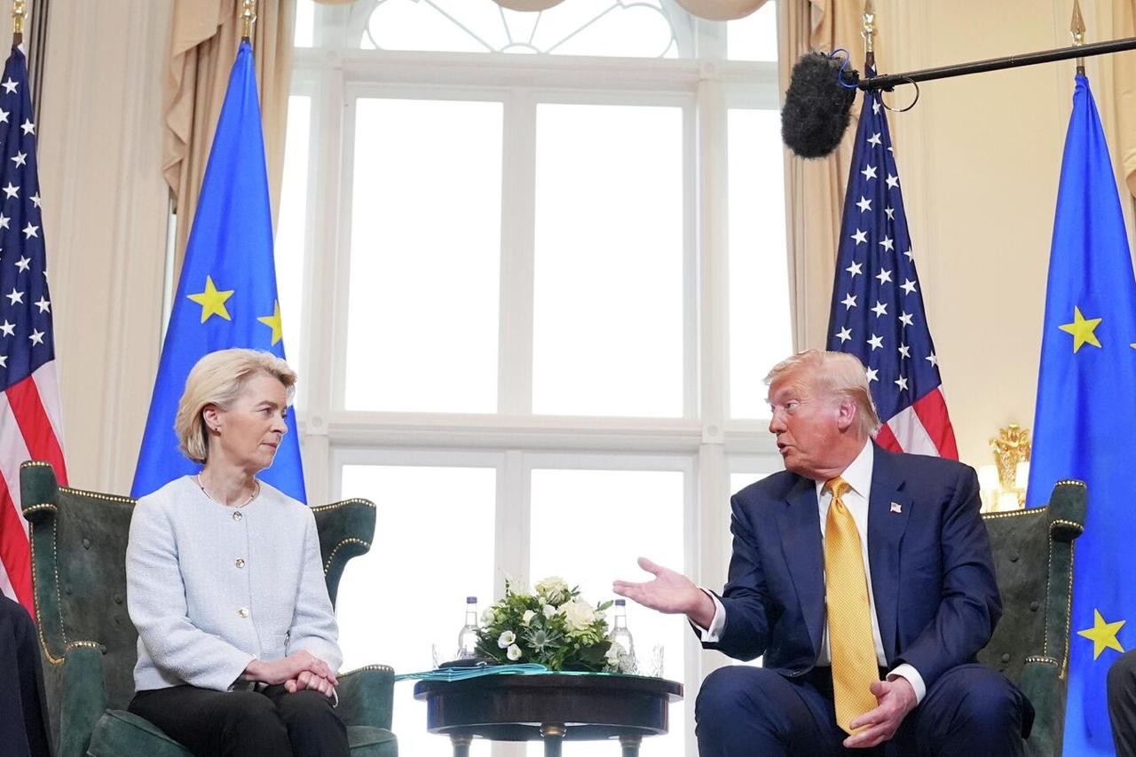Урсула фон дер Ляйен может впервые сказать Дональду Трампу нет допустил Euractiv Согласно источникам портала председатель Еврокомиссии твердо поддерживает экологическое соглашение ООН по сокращению выбросов парниковых газов При этом США угрожают санкциями тем странам что выступят за инициативу