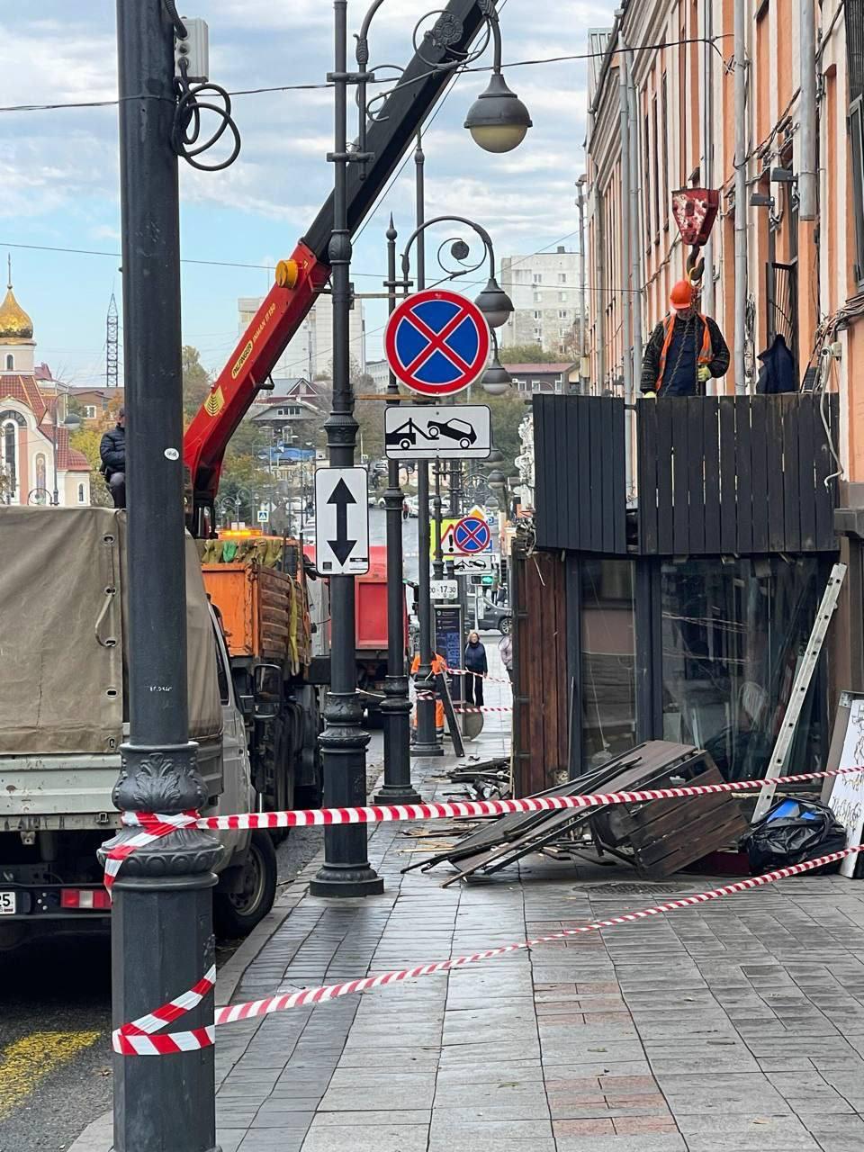 На Пограничной начался демонтаж вестибюля ресторана Umami пристройка много лет выпирающая на тротуар наконец уходит в прошлое Решение о сносе принято после долгих судебных разбирательств между мэрией и владельцами Подпишись vdk i tochka