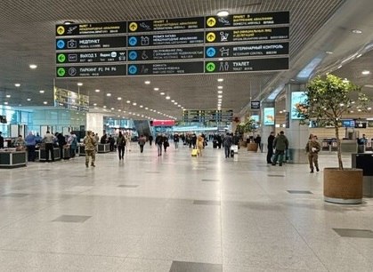 Перезапуск работы аэропорта в Краснодаре положительно сказался на туристической активности в регионе По данным аналитических исследований после возобновления авиасообщения доля Краснодарского края в общей структуре продаж туристических услуг увеличилась на 2 в годовом выражении пишет Ъ Анализ структуры гостиничных бронирований по России показывает что на сентябрь 2025 года доля Краснодарского края составляет 13 07 что на 0 3 процентных пункта превышает прошлогодний показатель За последние две недели зафиксирован рост продаж туров и бронирований на 3 по сравнению с аналогичным периодом прошлого года Особым спросом пользуются туры и гостиницы в Краснодаре рост бронирований на сентябрь декабрь составил 4 а также в Геленджике и Новороссийске рост на 16 Фото Александр Выдро BFM Кубань BFMKuban