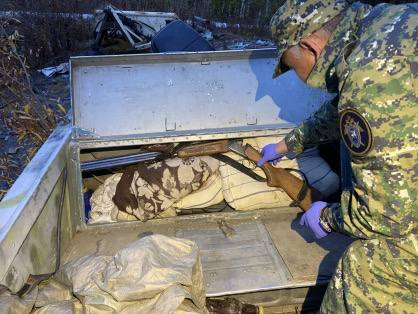 Застрелил и утопил: Верховный суд Якутии вынес приговор за двойное убийство  ‍   В ночь с 25 на 26 августа 2023 года 48-летний житель Среднеколымского района распивал алкоголь с двумя знакомыми в охотничьей избушке в 36 км от райцентра. В ходе возлияний произошла пьяная ссора. Взяв в руки ружье, злоумышленник с близкого расстояния произвел по одному прицельному выстрелу в головы оппонентов. Потерпевшие скончались на месте.   С целью сокрытия следов преступления, убийца погрузил тела убитых в лодку одного из них, пробил в ней корпус для доступа воды, а затем затопил плавсредство в реке Колыме. Тем самым он причинил ущерб на сумму свыше 200 тысяч рублей.