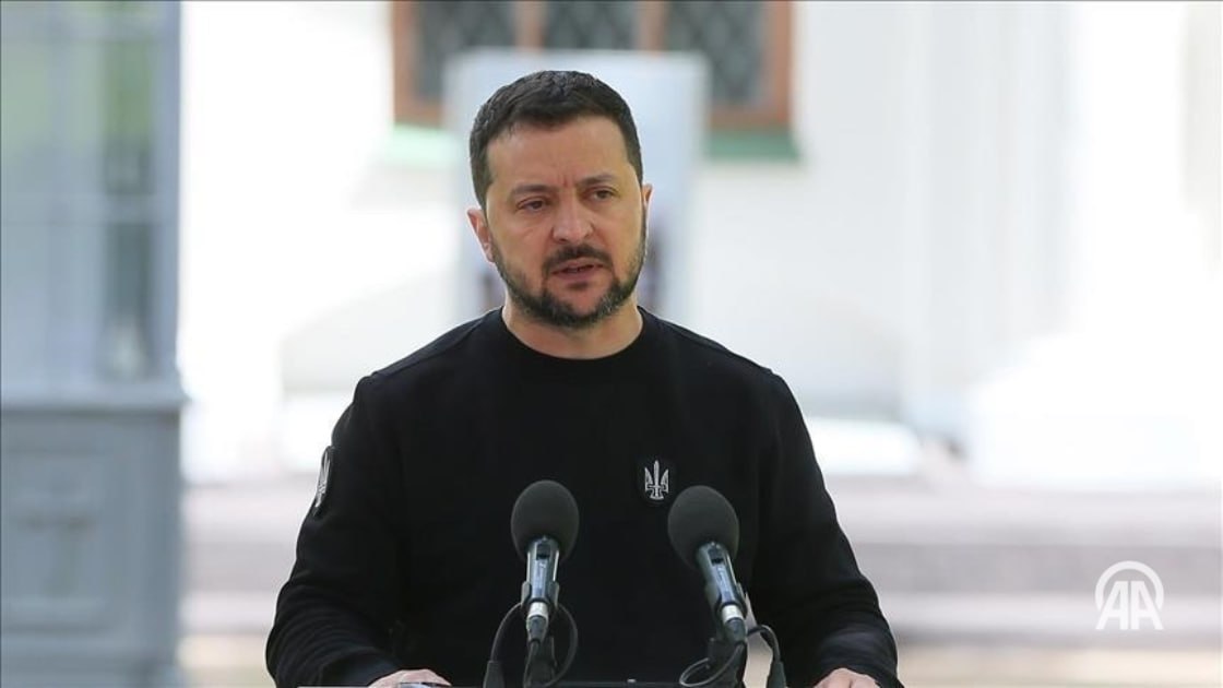 Зеленский заявил об «угрозе нападения России на НАТО» Президент РФ Владимир Путин может принять решение атаковать страну-члена НАТО уже в ближайшие пять лет. С таким заявлением выступил президент Украины Владимир Зеленский в интервью британскому телеканалу Sky News. По его словам, Москва может пойти на такой шаг, чтобы испытать прочность Североатлантического альянса. «Мы полагаем, что начиная с 2030 года Путин может иметь значительно большие возможности», - сказал Зеленский. Президент добавил, что «сейчас Украина сдерживает Россию, но впереди могут быть новые угрозы». ↘ Подробнее на нашем сайте: v.aa.com.tr/3610873 24/7 в сутки с Агентством «Анадолу»