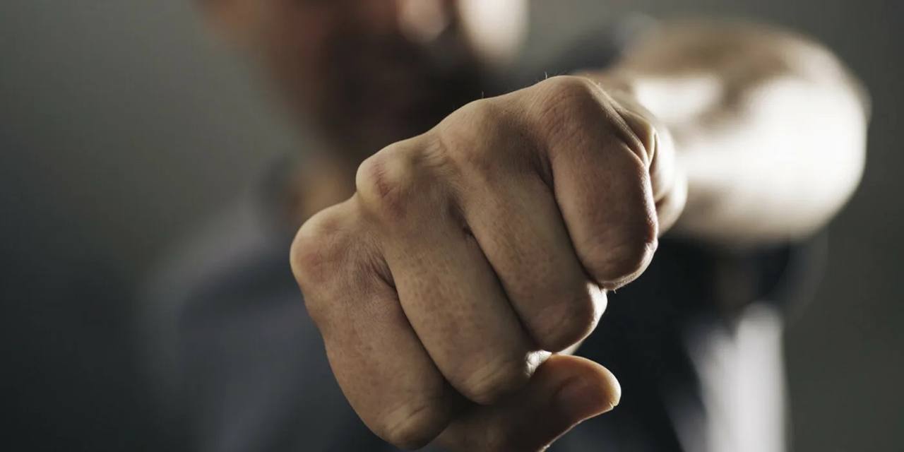 В Сочи на набережной мужчину убили ударом кулака в голову. Вечером 12 июля 34-летний краснодарец на набережной в поселке Лазаревском повздорил с ранее незнакомым 42-летним мужчиной, который нарушал общественный порядок. В ходе конфликта обвиняемый ударил кулаком по голове оппонента. Пострадавший скончался в машине скорой помощи по дороге в больницу. Обидчика арестовали. Сейчас проводятся следственные действия, назначены экспертизы.