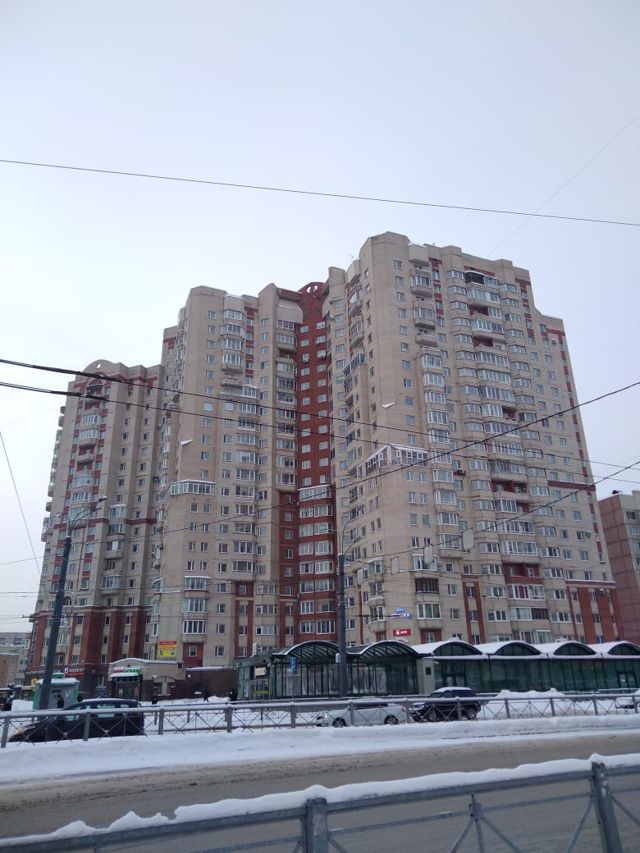 Поскользнулся упал очнулся 300 тыс руб в кармане ну почти Прокуратура Приморского района г Санкт Петербурга провела проверку по обращению 65 летней местной жительницы Установлено что утром 16 января 2024 года женщина поскользнулась и упала на тротуаре у дома 12 корп 1 на Комендантской площади Проверка показала что падение пострадавшей произошло вследствие ненадлежащей уборки территории ответственной организацией АО Коломяжское Выступая в защиту прав петербурженки прокурор Приморского района предъявил в суд исковое заявление к организации о компенсации причиненного морального вреда в размере 300 тыс рублей Требования прокуратуры удовлетворены Решение суда исполнено денежные средства выплачены пострадавшей