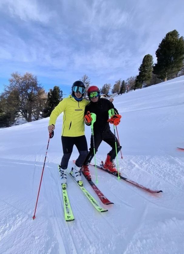 Результаты Кубка Мира по горнолыжному спорту для спортсменов с нарушениями зрения С 6 по 11 февраля 2026 года в Швейцарии в городе Вейзонна прошёл Кубок Мира по горнолыжному спорту для слепых Участие приняли спортсмены из 10 стран и Россию представляли 3 атлета среди которых наш земляк из Камчатского края Иван Францев который выступал с новым спортсменом ведущим Дмитрием Русаковым Это были их первые международные соревнования после 4 летнего перерыва из за отстранения российских спортсменов от международной арены   9 февраля в гигантском слаломе Иван показал 7 й результат по сумме двух попыток   10 февраля в слаломе после первой попытки он был на 5 м месте но к сожалению не смог завершить вторую попытку Следующей остановкой для наших спортсменов станет Австрия где с 11 по 15 февраля 2026 года пройдет Открытый Национальный Чемпионат Желаем Ивану и Дмитрию больших успехов на следующих соревнованиях ГорнолыжныйСпорт КубокМира СпортСлепых Камчатка