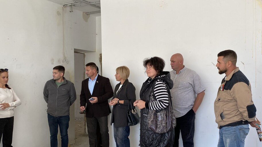 В детском саду села Красное сделают капитальный ремонт Ведутся работы по устройству лестничных маршей заливке полов монтажу электрики и сантехники замене канализации и водоснабжения а также отделке стен В планах не только новая крыша но и инженерные коммуникации вентиляция окна двери и внутренняя отделка Ремонт проводится в рамках проекта Единой России Новая школа пресс служба партии Единая Россия Подписаться