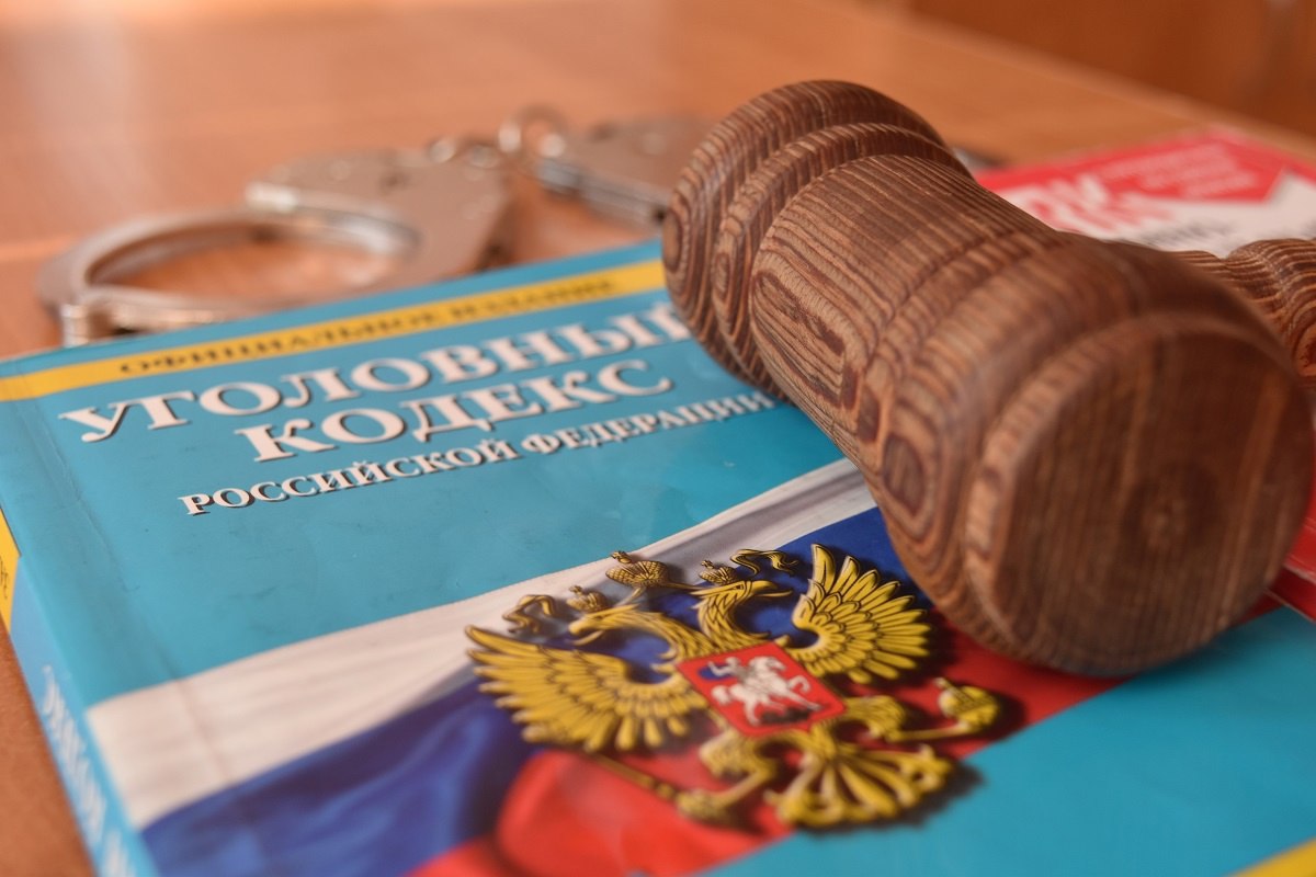 Жительница поселка Палкино Палкинского района Псковской области осуждена за убийство новорожденного ребенка. Печорским районным судом Псковской области вынесен обвинительный приговор в отношении жительницы поселка Палкино, обвиняемой в совершении преступления, предусмотренного ст.106 УК РФ. Суд установил, что Н., родив недоношенного жизнеспособного ребенка, завернула его в кофту, поместила в полимерный пакет, лишив кислорода, и оставила за занавеской на окне. Умышленно оставив ребенка в опасном для жизни состоянии, мер к вызову к месту родов медицинских работников или иных лиц для оказания помощи новорожденному, к передаче новорожденного ребенка в медицинское учреждение, женщина не предприняла, о факте родов и месте нахождения ребенка в медицинские организации, правоохранительные органы либо иным лицам не сообщила. Согласно заключению судебно-медицинской экспертизы смерть ребенка наступила после родов от асфиксии в результате нарушения поступления воздуха в дыхательные пути. Таким образом, своими умышленными действиями Н. совершила преступление, предусмотренное ст. 106 УК РФ, - убийство матерью новорожденного ребенка сразу после родов. Подсудимая вину в совершении преступления признала, в содеянном раскаялась. С учетом всех обстоятельств уголовного дела, личности виновной, наличием смягчающих обстоятельств, отсутствием отягчающих, суд назначил Н. наказание в виде лишения свободы на срок 2 года 6 месяцев с отбыванием наказания в колонии-поселении. Учитывая, что подсудимая является матерью троих малолетних детей, которые проживают с ней, находятся на её иждивении, принимая во внимание данные о личности подсудимой, её поведении, условиях жизни её семьи, совокупность других данных, характеризующих подсудимую до и после совершения преступления, суд, соглашаясь с мнением государственного обвинителя, применил положения ч. 1 ст. 82 УК РФ и отсрочил реальное отбывание назначенного Н. наказания в виде лишения свободы до достижения младшим ребенком четырнадцатилетнего возраста.