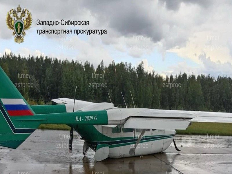 В аэропорту Байкит в Эвенкии при посадке легкомоторного самолёта пострадали два человека которые находились на борту Как сообщает транспортная прокуратура у воздушного судна по непонятным причинам в момент приземления сложилось шасси Самолёт получил повреждения Сейчас устанавливаются все обстоятельства ЧП надзорные органы проводят проверку по безопасности полётов После неё будет принято процессуальное решение vesti krsk