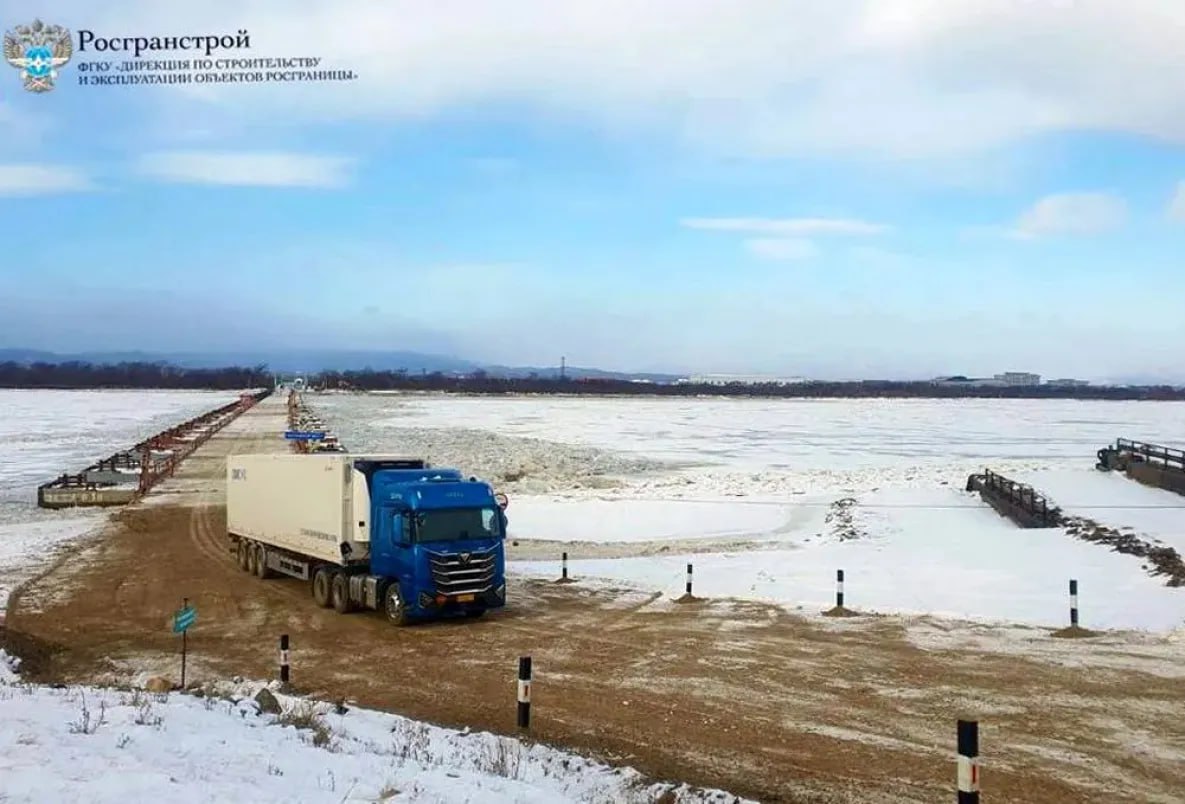 Погранпереход Покровка Жаохэ 25 декабря возобновит работу В Бикинском районе возобновляется работа пункта пропуска через государственную границу с КНР Переправа Покровка Жаохэ откроется завтра 25 декабря Движение будет осуществляться по наплавному мосту В смешанном пункте пропуска Покровка Жаохэ возобновят работу пассажирского направления пропуска через государственную границу физических лиц и транспортных средств Информацию о возобновлении работы грузового направления предоставят позже Погранпереход будет работать с понедельника по субботу с 10 00 до 19 00 воскресенье выходной день todaykhv