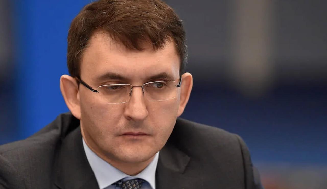 Глава РКН Стран с цифровым суверенитетом меньше чем стран с ядерным оружием Руководитель Роскомнадзора Андрей Липов рассказал что главные угрозы в Сети сегодня мошенники экстремисты и опасный контент который особенно угрожает детям и пенсионерам Чаще всего преступники используют иностранные мессенджеры и соцсети   Чтобы защитить людей в России созданы свои системы безопасности блокировки опасного контента и проверки звонков Здесь активно помогает ИИ он быстрее находит запрещённые материалы и помогает ловить мошенников Цифровой суверенитет это когда у страны есть свои интернет сервисы данные и технологии которые работают без влияния других стран В России уже есть национальные поисковики мессенджеры маркетплейсы видеоплатформы и RuStore а также развивается собственная операционная система и система безопасности   Роскомнадзор помогает людям в Интернете учит безопасному пользованию сервисами и следит за рекламой чтобы она была честной и полезной Все это вместе строит национальную цифровую экосистему где технологии и безопасность работают вместе Полное интервью по ссылке
