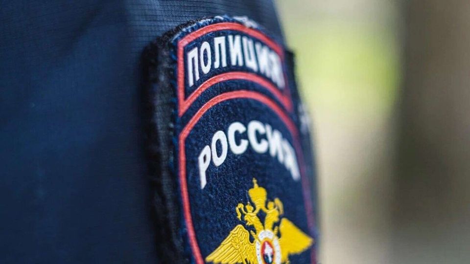 Массовая драка произошла на спортивных соревнованиях в Крыму СИМФЕРОПОЛЬ 22 дек РИА Новости Крым В селе Перово Симферопольского района на спортивных соревнованиях конфликт между двумя участниками перерос в массовую драку нарушители привлечены к ответственности Об этом сообщает пресс служба МВД по Крыму В селе Перово при проведении спортивных соревнований произошел инцидент где во время поединка между двумя спортсменами произошел словесный конфликт Впоследствии конфликт перерос в потасовку и с другими спортсменами говорится в сообщении В ситуацию оперативно вмешались сотрудники полиции применив специальные средства Правоохранители смогли быстро локализовать конфликт и восстановить порядок В отношении нарушителя составлен протокол мелком хулиганстве Решается в Подробнее