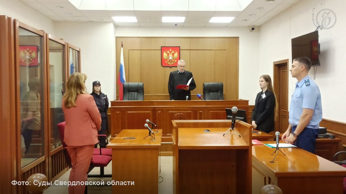 Свердловский областной суд приговорил к 15 годам колонии строгого режима вожатого санатория «Соколиный камень» за домогательства к мальчикам. «За поблажки в диете — употребление запрещенных в лагере снеков и чипсов, конфет, а также возможность пользования смартфоном вне лимита, мальчикам предлагалось выполнять физические упражнения в нижнем белье или без такового. Занятия проводились наедине в ночное время»,— рассказали в пресс-службе судов Свердловской области. Жертвами вожатого стали трое мальчиков в возрасте 11-13 лет. Подписывайтесь на «Ъ-Урал»