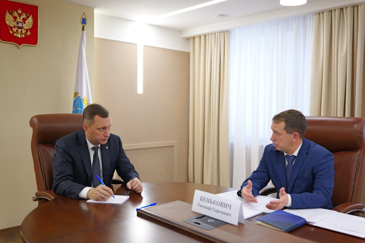 Губернатор Роман Бусаргин провел встречу с главой Балтайского района Евгением Беньковичем   Муниципалитет полностью завершил вхождение в отопительный сезон получив соответствующий паспорт готовности Тепло подается в 50 объектов социальной сферы и 11 многоквартирных домов Район участвует в реализации национальных проектов государственных и региональных программ В рамках федерального проекта Формирование комфортной городской среды в с Балтай обустроено 3 общественные территории универсальное спортивное ядро сквер Шахматный и сквер Победы По программе комплексного развития сельских территорий установлена волейбольная площадка на территории школы с Большие Озерки В рамках программы модернизации первичного звена здравоохранения в с Садовка установлен модульный ФАП По инициативным проектам в районе проведены комплексные работы по улучшению качества водоснабжения В с Новая Лопастейка заменено 450 метров трубопровода в с Донгуз уложено 2 км новых труб Кроме того при поддержке губернатора муниципалитету дополнительно выделено 5 6 млн рублей на ремонт водонапорной башни в с Большие Озерки По региональным программам обновлено две школы один школьный музей и один детский сад Дом детского творчества в с Балтай Также пополнен библиотечный фонд муниципалитета