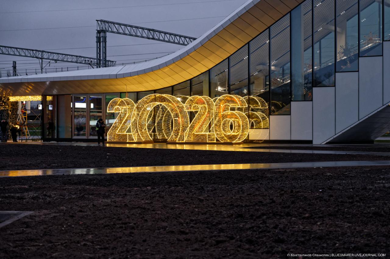 Петровско Разумовская МЦД 1 открывается завтра 26 декабря В эту пятницу на нашем диаметре открывается долгожданная станция которая существенно упростит поездки из Лобни в Москву Несмотря на то что узел важен для всей линии именно для жителей нашего города он станет ключевой точкой экономии времени Почему это важно для Лобни Альтернатива Окружной и Тимирязевской Теперь у вас появляется дополнительный современный хаб для пересадки на метро не доезжая до Савеловского вокзала Это поможет избежать толкучки на привычных узлах Сразу две линии метро Со станции МЦД 1 можно пересесть на серую 9 и салатовую 10 ветки Это прямой путь до Марьиной Рощи Цветного бульвара или Трубной без лишних кругов Связка с МЦД 3 Это кратчайший путь для тех кому нужно попасть в сторону Химок Зеленограда или на восток Москвы Электрозаводская Выхино Теперь сделать это можно минуя центр города Зимний комфорт Вместо долгих переходов по улице современный терминал с эскалаторами и теплыми конкорсами Строительство узла велось с 2020 года С его запуском ежедневная дорога до многих районов Москвы для лобненцев сократится на 10 15 минут Подписаться на Лобню