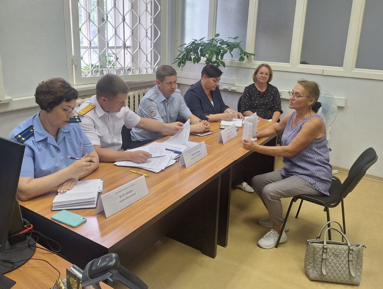 Заместитель руководителя следственного управления провел встречу с жителями Шенкурского муниципального района Заместитель руководителя следственного управления Следственного комитета Российской Федерации по Архангельской области и Ненецкому автономному округу Дмитрий Проселков совместно с прокурором Шенкурского района Оксаной Курганович, врио начальника ОМВД России «Шенкурское» Михаилом Кожевниковым, главой Шенкурского муниципального округа Оксаной Красниковой и социальным координатором Фонда защитников Отечества Светланой Беляевской провели выездной прием граждан в г. Шенкурске. На прием пришли 5 человек. Граждане обратились по вопросам нарушения жилищного законодательства, несогласия с судебными решениями, бездействия должностных лиц администрации Шенкурского муниципального округа. Все обратившиеся на прием получили квалифицированные разъяснения по интересующим вопросам. Поступившие в ходе приема обращения будут рассмотрены в соответствии с действующим законодательством.