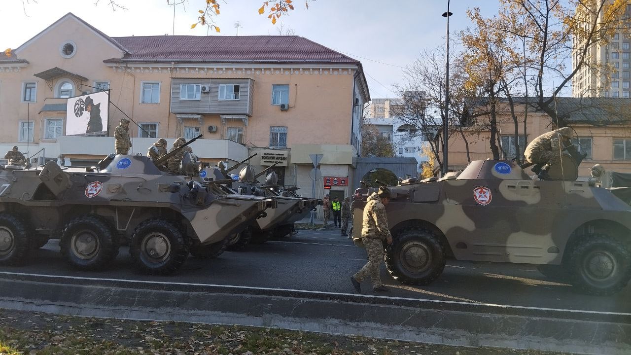 Специальные машины и техника милиции размещены в центре Бишкека — от улицы Абдрахманова до проспекта Эркиндик  Сегодня проходит генеральная репетиция парада к 100-летию кыргызской милиции. Мероприятие пройдет завтра.