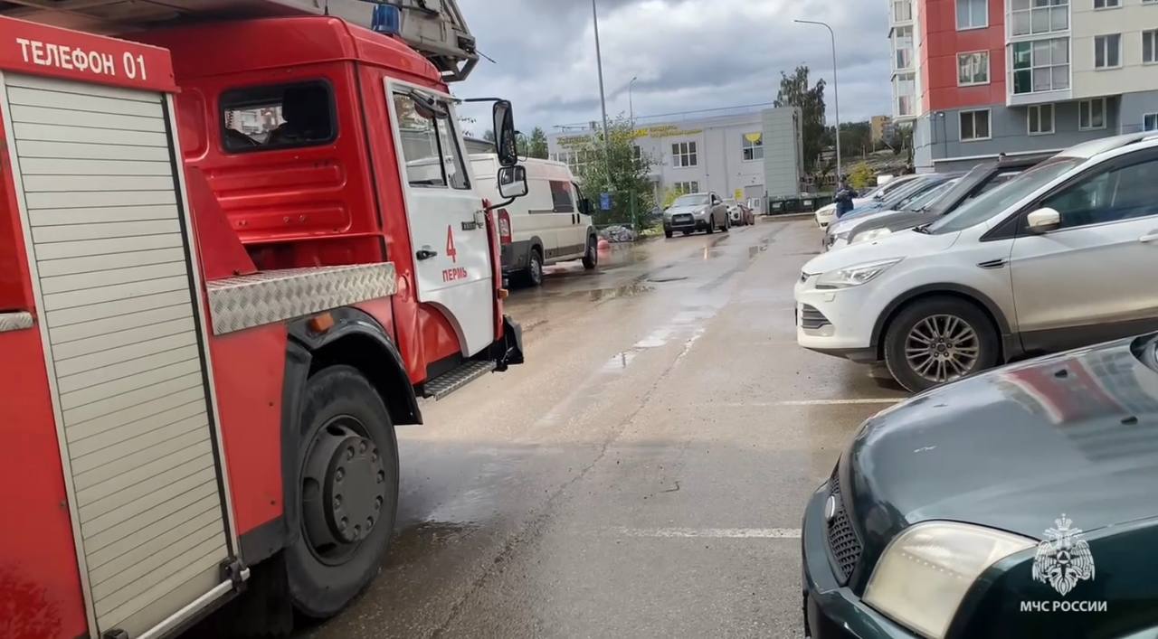 Свободный проезд! Пожарные автомобили при следовании к месту вызова зачастую сталкиваются с проблемами беспрепятственного подъезда проезда к многоквартирным жилым домам. Так, пренебрегая требованиями пожарной безопасности гражданин припарковал у одного из домов города Перми личный автомобиль, допустил ограничение проезда пожарной техники, за что привлечен к административной ответственности по статье 20.4 КоАП РФ в виде штрафа в размере 5 000 рублей. МЧС России напоминает: не перекрывай пожарный проезд; не паркуй автомобиль в неположенном месте. Безопасность начинается с тебя!