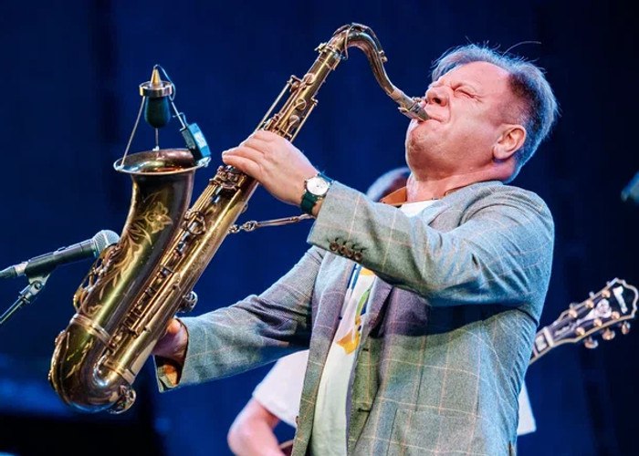 Международный фестиваль Sochi Jazz Festival открылся в Зимнем театре Сочи. Саксофонист Игорь Бутман, Московский джазовый оркестр и актёр Алексей Гуськов представили перформанс «Джаз от первого лица».