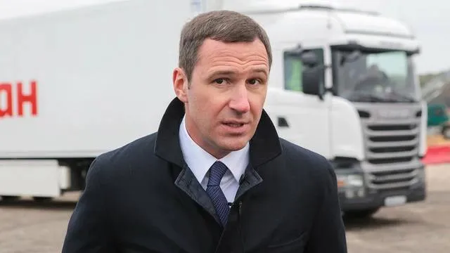 Источники бывший гендиректор РЭО Денис Буцаев покинул Россию Ушедший в отставку с должности замминистра природных ресурсов и экологии бывший руководитель Российского экологического оператора Денис Буцаев покинул Россию рассказали источники Ведомостей По их сведениям Буцаев после распоряжения об отставке 22 апреля оперативно уехал из России через Минск Несколько анонимных Telegram каналов в конце апреля написали о том что в отношении административного директора ППК РЭО Юрия Валдаева возбуждено дело по ст 159 УК мошенничество Один из источников Ведомостей это подтвердил Другой собеседник уточнил что были также возбуждены уголовные дела в отношении топ менеджеров РЭО Екатерины Степкиной и Максима Щербакова Ведомости Max Telegram Рассылка Приложение для iOS Android
