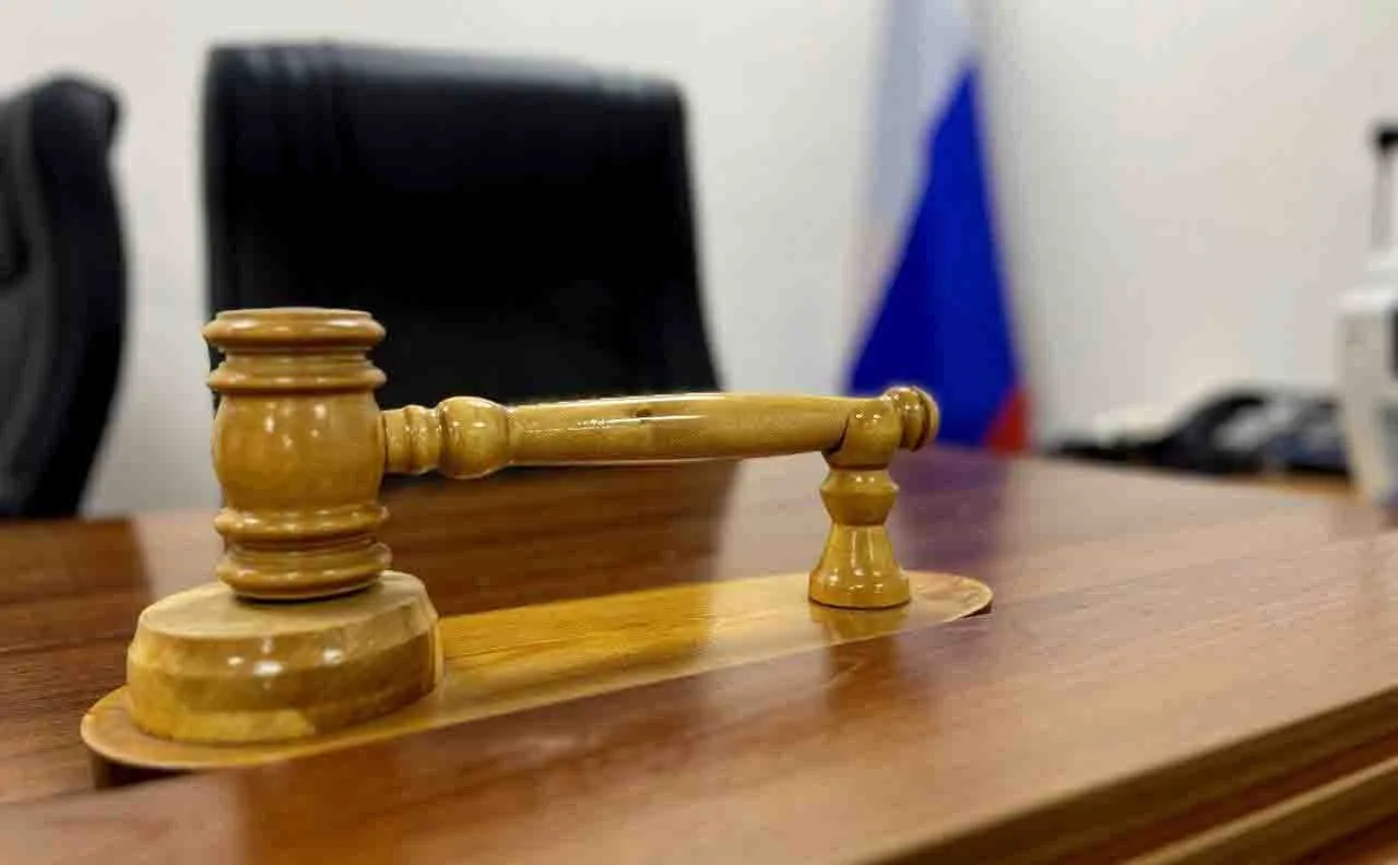 Бывшему мэру Елизова ужесточили меру пресечения по делу о взятках и превышении полномочий Камчатский краевой суд отменил домашний арест и отправил чиновника в СИЗО Камчатский краевой суд пересмотрел меру пресечения экс главе Елизовского городского поселения Артёму Гаглошвили и постановил вернуть его под стражу На ужесточении условий настаивала прокуратура рассказали ИА Камчатское время в пресс службе ведомства Подробности по ссылке   kamtime ru article 49d1d770 b888 4221 93e9 4c3c231ff0e5