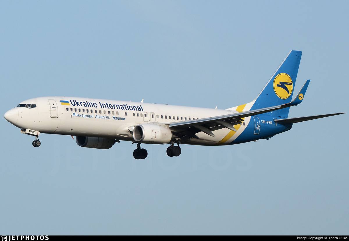 Канадский суд окончательно обязал украинскую авиакомпанию МАУ выплатить компенсацию в связи с трагедией в Тегеране, произошедшей в 2020 году с рейсом PS752 Канадский суд постановил, что авиакомпания «Международные авиалинии Украины» МАУ должна выплатить компенсацию семьям погибших, когда их Boeing 737 был сбит Ираном недалеко от Тегерана 8 января 2020 года практически сразу после взлёта. Погибли все 176 человек, находившихся на борту, в том числе 55 граждан Канады и 30 постоянных жителей. Иран признал свою вину, сославшись на ошибку идентификации угрозы. В 2023 году иранский суд приговорил 10 причастных к этому военных чиновников. 11 августа 2025 года Апелляционный суд Онтарио оставил в силе решение, согласно которому МАУ проявила халатность, не отменив рейс, несмотря на риски. Суд установил, что МАУ действовала халатно, не оценив риски полетов в Тегеран, несмотря на эскалацию напряженности в регионе. Согласно международным нормам, компенсация может превышать 180 000 долларов на каждого пассажира. Эта трагедия - напоминание о том, что за ракетой, поразившей самолет, кроется цепь халатности и политических неудач, которые в первую очередь привели к полету. И согласно заключению суда, ответственность за это должны нести все участники этой цепочки. FlightMode