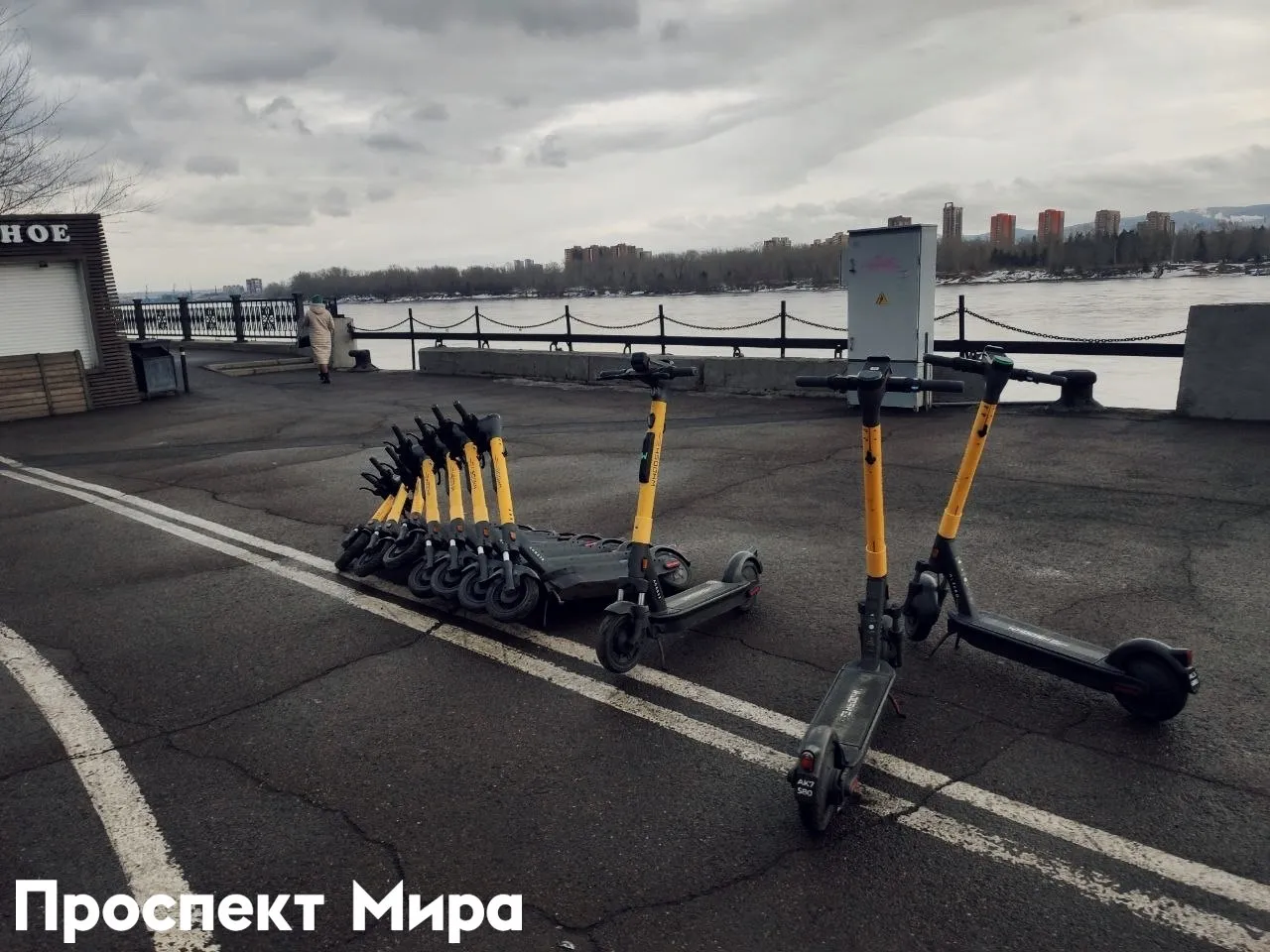 Красноярцы почти ежедневно обращаются к врачам после ДТП с электросамокатами Об этом рассказали в краевой больнице В приемное отделение попадают как пешеходы так и сами водители Самые распространенные травмы сотрясение головного мозга закрытая черепно мозговая травма ушибы и ссадины Заведующий приемным отделением Андрей Газенкампф сказал ПМ что за прошлую неделю обратилось уже шесть пациентов За весь прошлый год в приемное отделение с травмами поступило несколько десятков человек Проспект Мира в МАХ