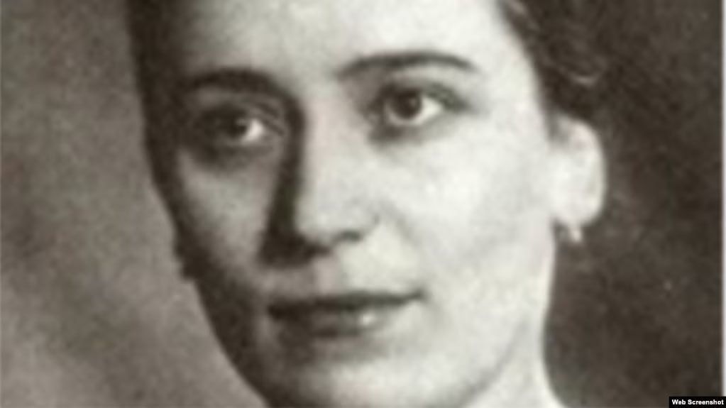 В Москве 8 сентября в возрасте 102 лет умерла филолог переводчик профессор МГУ Аза Тахо Годи Об этом написал в фейсбуке литературовед Николай Подосокорский Тахо Годи одна из наиболее известных российских филологов классиков специалистов по античным языкам и литературе Она родилась в Дагестане в 1922 году Её отец видный деятель советской власти в Дагестане Алибек Тахо Годи в 1937 году был арестован и расстрелян впоследствии реабилитирован мать также была репрессирована Филологический факультет в Москве Аза Тахо Годи окончила в 1944 году впоследствии стала преподавать Для изучения древнегреческих авторов была прикреплена к профессору философу Алексею Лосеву стала его ученицей и впоследствии женой после его смерти хранительницей его наследия Была председателем культурно просветительского общества Лосевские беседы инициировала создание музея в Москве посвящённого жизни и творчеству Лосева С 1962 по 1996 год Тахо Годи заведовала кафедрой классической филологии МГУ преподавала также в Литературном институте Автор более 800 публикаций посвящённых греческой мифологии античной литературе и философии Под редакцией и с комментариями Тахо Годи в частности вышло полное собрание сочинений Платона на русском языке Один из авторов популярной энциклопедии Мифы народов мира В 2009 году опубликована книга её мемуаров Жизнь и судьба Воспоминания Лауреат ряда премий в том числе премии Александра Солженицына и премии Андрея Белого