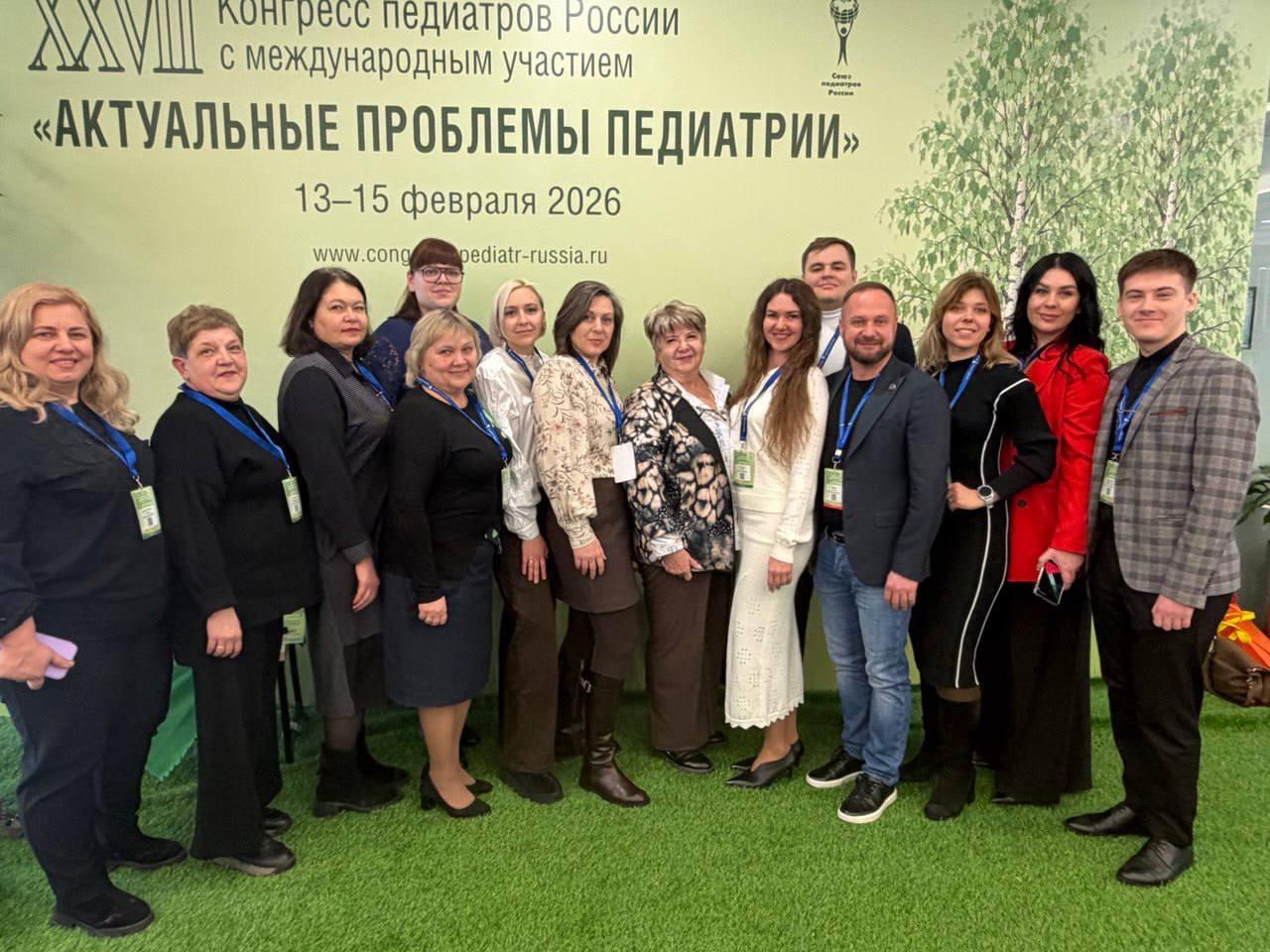 Делегация врачей ЛНР приняла участие в XXVII Конгрессе педиатров России в Москве С 13 по 15 февраля в Москве прошел масштабный медицинский форум XXVII Конгресс педиатров России с международным участием Актуальные вопросы педиатрии В составе представительной делегации врачей Луганской Народной Республики в работе конгресса приняли участие руководители и ведущие специалисты наших детских лечебных учреждений Матаева Наталья Вячеславовна главный врач Луганской городской детской больницы 1 Банченко Виктория Валериевна главный врач Свердловской городской детской больницы Репита Надежда Ивановна врач педиатр Свердловской городской детской больницы Конгресс стал крупнейшей площадкой для обмена опытом где обсуждались новейшие методы диагностики лечения и профилактики детских заболеваний Участие в мероприятиях такого уровня позволяет врачам республики интегрироваться в единое научно медицинское пространство России и внедрять передовые медицинские стандарты в практику оказания помощи детям нашего региона Полученные знания и методики будут направлены на совершенствование работы детской медицинской службы и укрепление здоровья маленьких пациентов ЛНР отметила главный врач Свердловской городской детской больницы Виктория Валериевна Банченко медикиучатся повышениеквалификацииврачей